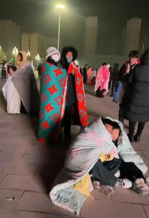 裹着被子跑出来的人们
